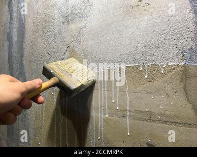 Primer processo di calcestruzzo primo piano. Foto Stock