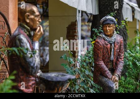 Odessa, Ucraina - 3, OTTOBRE, 2010: Scultura Gipseo. Eroi del romanzo 'dodici sedie' di Ilf & Petrov. Via Deribasovskaya. Giardino cittadino. Foto Stock