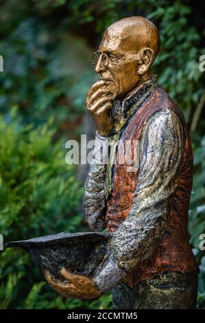 Odessa, Ucraina - 3, OTTOBRE, 2010: Scultura Gipseo 'Beggar'. Eroe del romanzo 'dodici sedie' di Ilf & Petrov. Via Deribasovskaya. Giardino cittadino. Foto Stock