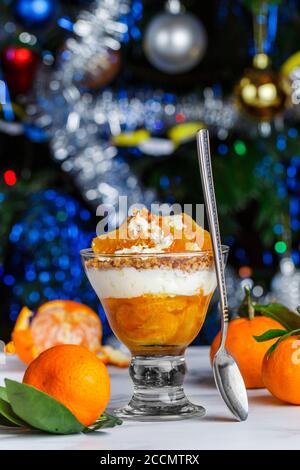 Triglia di agrumi con tangerini, biscotti sbriciolati, vaniglia e panna montata. Delizioso dessert fatto in casa a strati per buongustai. Natale. Anno nuovo. Selezionare Foto Stock