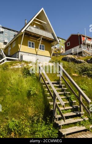 Porto e case a Qaqortoq, situato nel comune di Kujalleq nella Groenlandia meridionale, situato vicino a Capo Thorvaldsen. Foto Stock