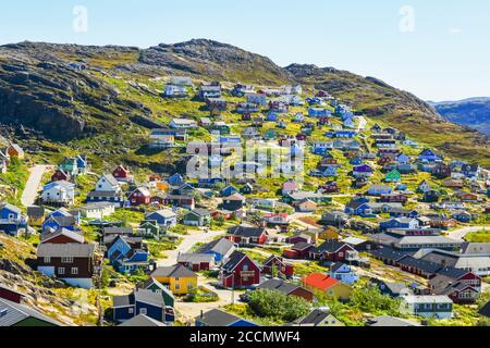 Porto e case a Qaqortoq, situato nel comune di Kujalleq nella Groenlandia meridionale, situato vicino a Capo Thorvaldsen. Foto Stock