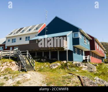 Porto e case a Qaqortoq, situato nel comune di Kujalleq nella Groenlandia meridionale, situato vicino a Capo Thorvaldsen. Foto Stock