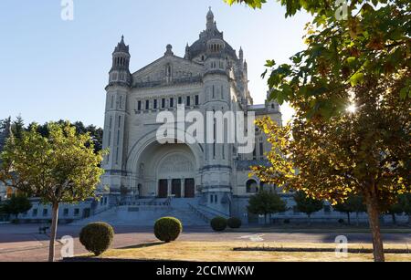 La famosa basilica di Santa Teresa di Lisieux in Normandia, Francia. Foto Stock