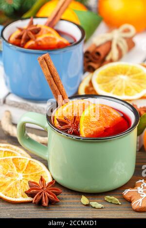 VIN brulé. Bevanda alcolica o non alcolica invernale calda tradizionale di vino rosso, agrumi (arancio o mandarino) con cannella, miele, cardamomo, g Foto Stock