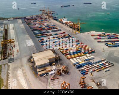 Salonicco, Grecia drone aereo vista panoramica del porto della città con navi da carico. Panorama di grandi gru motorizzate sul porto marittimo, con container. Foto Stock