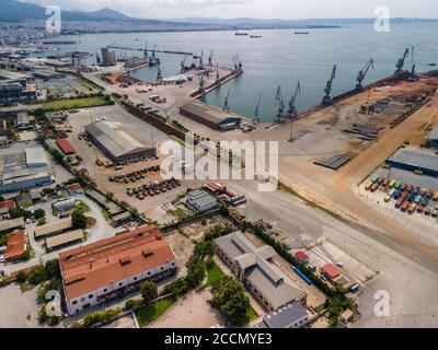 Salonicco, Grecia, drone aereo vista panoramica della città porto. Panorama diurno delle grandi gru motorizzate sul porto marittimo, con container portuali Foto Stock