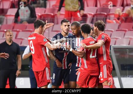 Lisbona, Portogallo. 23 agosto 2020. Firo Calcio: Campionato finale: 23.08.2020 FC Bayern Monaco, Monaco, Muenchen - Paris Saint Germain da sinistra a destra Robert LEWANDOWSKI (M), Leandro PAREDES (PSG), Presnel KIMPEMBE (PSG), Serge GNABRY (M), Leon GORETZKA (M) Rudelbildung Frank Hoermann/SVEN SIMON/Pool/via/firosportphoto NESSUN utilizzo di fotografie come sequenze di immagini e/o quasi-video solo per uso editoriale National and International News Agencies OUT N. | Use Worldwide Credit: dpa/Alamy Live News Foto Stock