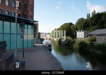 Barca stretta ormeggiata sul canale Staffordshire e Worcestershire, a Kidderminster, Regno Unito Foto Stock