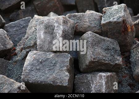 Colpo di closeup di un mucchio di grandi pietre cubate Foto Stock