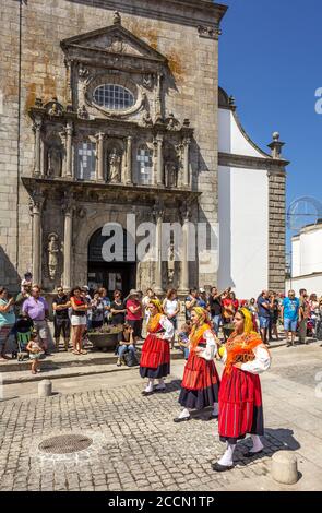 Viana do Castelo, Portogallo - 21 agosto 2015: Sfilata di stewardship, con tre mordomas sfilate davanti al pubblico. Foto Stock