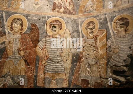 Densus Chiesa, monumento storico del 13 ° secolo nella contea di Hunedoara, Romania. Affreschi raffiguranti santi insieme all'Arcangelo Michele. Foto Stock