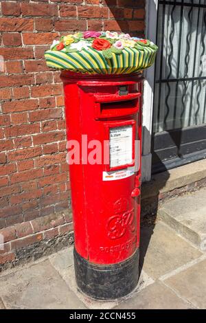 Scatola a colonna Royal Mail con tappo a crocheted, High Street, Eynsford, Kent, Inghilterra, Regno Unito Foto Stock