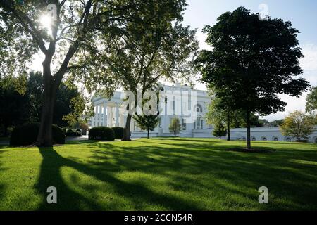 Washington, DC, Stati Uniti. 23 agosto 2020. La Casa Bianca si trova a Washington, DC, Stati Uniti, domenica 23 agosto 2020. Il presidente degli Stati Uniti Donald J. Trump dovrebbe dare il via alla Convenzione Nazionale Repubblicana con un discorso tenuto lunedì a Charlotte, Carolina del Nord, e accettare ufficialmente la nomina repubblicana dal prato della Casa Bianca giovedì. Credit: Stefani Reynolds/Pool via CNP | Usage worldwide Credit: dpa/Alamy Live News Foto Stock