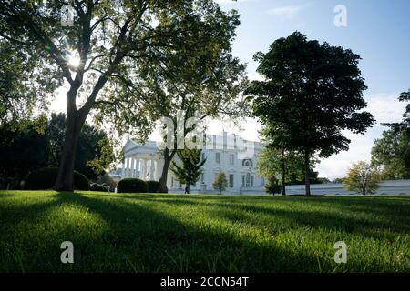 Washington, DC, Stati Uniti. 23 agosto 2020. La Casa Bianca si trova a Washington, DC, Stati Uniti, domenica 23 agosto 2020. Il presidente degli Stati Uniti Donald J. Trump dovrebbe dare il via alla Convenzione Nazionale Repubblicana con un discorso tenuto lunedì a Charlotte, Carolina del Nord, e accettare ufficialmente la nomina repubblicana dal prato della Casa Bianca giovedì. Credit: Stefani Reynolds/Pool via CNP | Usage worldwide Credit: dpa/Alamy Live News Foto Stock