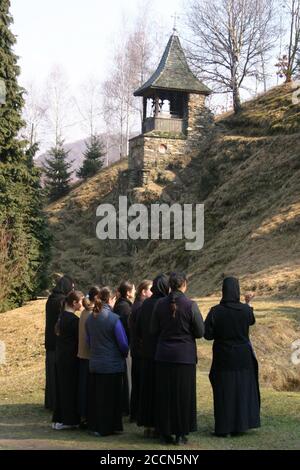 Monache e gruppo di donne bianche al Monastero di Prislop, Contea di Hunedoara, Romania Foto Stock