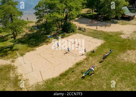 Shatsk- Ucraino 25 luglio 2020: Giocatori indefiniti in azione durante il campionato ellenico Beach Volley Masters 2020. Scatto aereo Foto Stock