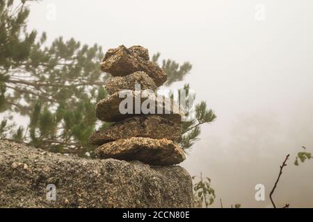 Cairn o marcatore di pietra in montagna Foto Stock