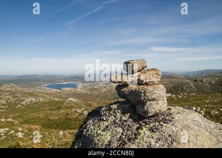 Marcatore di pietra in Baixa Limia – Parco naturale Serra do Xurés, Galizia, Spagna Foto Stock