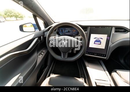 L'interno di un SUV Tesla modello X. completamente elettrico, di lusso, incrociato, nero e grigio. Foto Stock