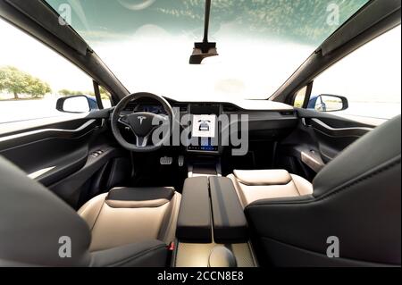 L'interno di un SUV Tesla modello X. completamente elettrico, di lusso, incrociato, nero e grigio. Foto Stock