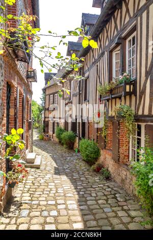 Un'affascinante vecchia strada acciottolata a Honfleur, Francia Foto Stock