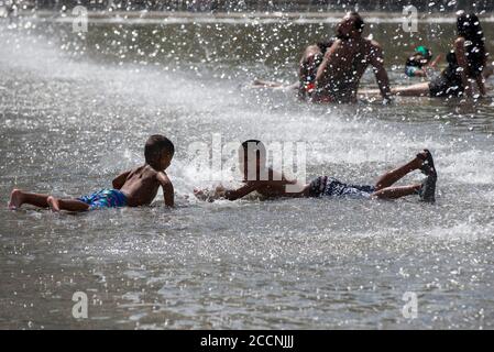 Toronto, Canada. 23 agosto 2020. La gente gioca in una piscina per bambini a Toronto, Canada, il 23 agosto 2020. Ambiente Canada ha emesso un avvertimento di calore per Toronto con le temperature previste per salire nei 30 bassi la Domenica e Lunedi. Credit: Zou Zheng/Xinhua/Alamy Live News Foto Stock