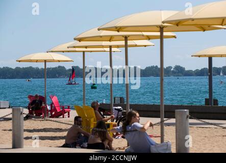 Toronto, Canada. 23 agosto 2020. Le persone si rinfrescano in un parco a Toronto, Canada, il 23 agosto 2020. Ambiente Canada ha emesso un avvertimento di calore per Toronto con le temperature previste per salire nei 30 bassi la Domenica e Lunedi. Credit: Zou Zheng/Xinhua/Alamy Live News Foto Stock