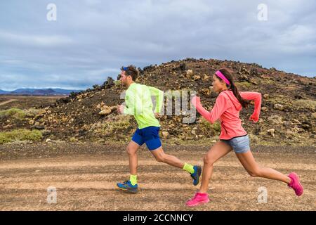 Trail run corsa ultra runner atleti coppia in pista rock in paesaggio naturale. Ultra Runner persone in competizione per la concorrenza internazionale Foto Stock