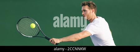 Giocatore di tennis che colpisce la palla con racchetta a mano sul campo duro. Uomo che gioca palla di ritorno gioco su banner panorama. Sport e fitness stile di vita attivo Foto Stock