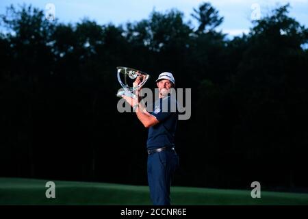 Norton, Massachusetts, Stati Uniti. 23 agosto 2020: Dustin Johnson, degli Stati Uniti, pone con il trofeo del vincitore dopo aver vinto il torneo di golf Norton PGA Trust, Mass. Eric Canha/CSM Credit: CAL Sport Media/Alamy Live News Foto Stock