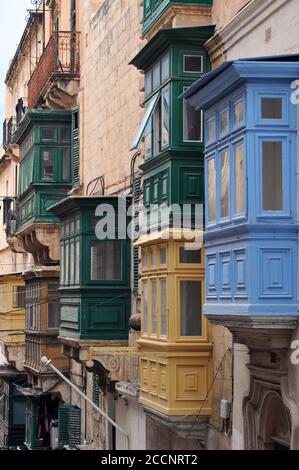 I tradizionali balconi in legno coperti maltesi chiamati gallarija (plurale gallariji) adornano le facciate di edifici storici a la Valletta, Malta. Foto Stock