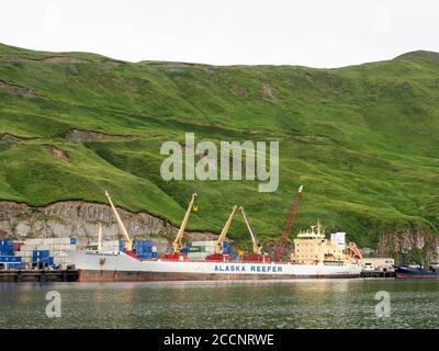 Nave con container al molo nel porto olandese nella comunità di Unalaska, Alaska. Foto Stock