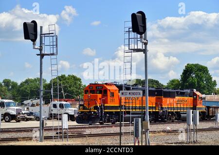 Mendota, Illinois Stati Uniti. Una coppia di locomotive Burlington Northern Santa Fe è inattiva mentre si siede su un sidling oltre i segnali del punto di controllo. Foto Stock