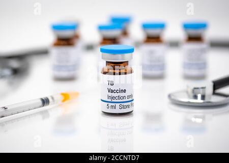 Flaconcino di vaccino per tubercolosi con siringa per iniezione e stetoscopio in bianco sfondo Foto Stock