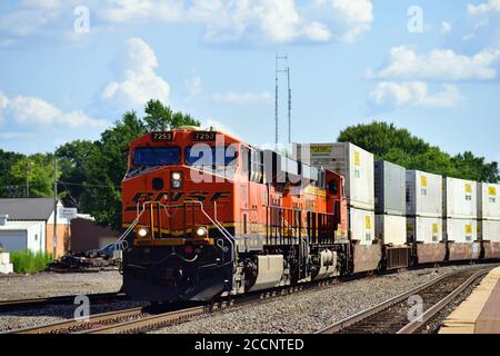 Mendota, Illinois, Stati Uniti. Due locomotive conducono un trasporto intermodale di Burlington Northern Santa Fe o un treno a pila in direzione est. Foto Stock