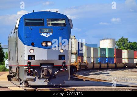 Mendota, Illinois, Stati Uniti. Amtrak's Southwest Chief in arrivo alla stazione Amtrak di Mendota, Illinois, dopo aver superato un treno merci in direzione est. Foto Stock