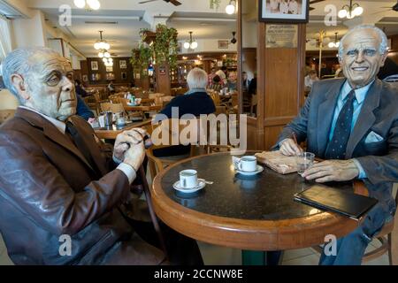 Statue di autori argentini Jorge Luis Borges e Adolfo Bioy Casares sul tavolo che occupavano in la Biela caffetteria/ristorante, Buenos Aires Foto Stock