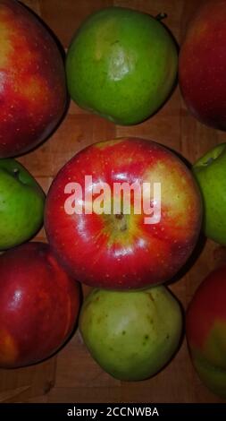 foto d'arte di mele rosse e verdi su legno primo piano sullo sfondo Foto Stock