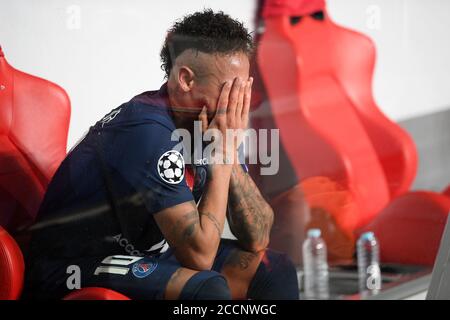 Lisbona, Portogallo. 23 agosto 2020. Il Neymar di Parigi Saint-Germain si sbatte dopo la finale della UEFA Champions League tra Parigi Saint-Germain e Bayern Monaco all'Estadio do Sport Lisboa e Benfica di Lisbona, Portogallo, 23 agosto 2020. Credit: Michael Regan/UEFA via Xinhua/Alamy Live News Foto Stock