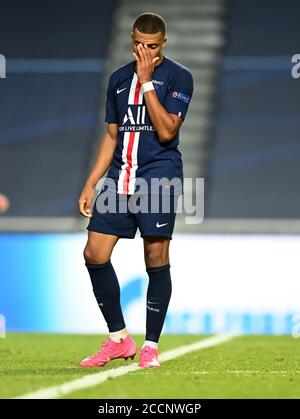 Lisbona, Portogallo. 23 agosto 2020. Kylian Mbappe di Parigi Saint-Germain si guarda deposto dopo la partita finale della UEFA Champions League tra Parigi Saint-Germain e Bayern Monaco all'Estadio do Sport Lisboa e Benfica di Lisbona, Portogallo, 23 agosto 2020. Credit: Michael Regan/UEFA via Xinhua/Alamy Live News Foto Stock