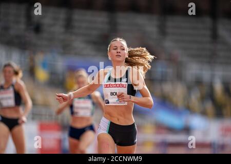 (200824) -- STOCCOLMA, 24 agosto 2020 (Xinhua) -- Femke Bol dei Paesi Bassi compete durante gli ostacoli da 400 m delle donne al Diamond League Athletics Meeting 2020 a Stoccolma, Svezia, 23 agosto 2020. (Chris Cooper/Pool Via Xinhua) Foto Stock