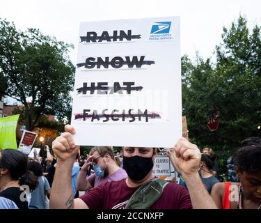 Washington, DC, Stati Uniti. 23 agosto 2020. 23 agosto 2020 - Washington, DC, Stati Uniti: Manifestanti sulla strada per protestare di fronte alla casa della DC USPS Postmaster generale Louis DeJoy. Credit: Michael Brochstein/ZUMA Wire/Alamy Live News Foto Stock