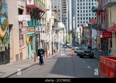 La Chinatown di San Francisco sta diventando più vivace nell'era della pandemia di Covid-19. Foto Stock