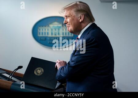 Washington DC, Stati Uniti. 23 agosto 2020. Domenica 23 agosto 2020, il presidente degli Stati Uniti Donald J. Trump arriva a una conferenza stampa nella James S. Brady Press Briefing Room presso la Casa Bianca di Washington, DC, Stati Uniti. Trump ha annunciato che un nuovo trattamento per COVID-19, che utilizza plasma sanguigno donato da persone che hanno recuperato dalla malattia, è stato rilasciato un'autorizzazione per l'uso di emergenza dalla FDA. Credit: Stefani Reynolds/Pool via CNP /MediaPunch Credit: MediaPunch Inc/Alamy Live News Foto Stock