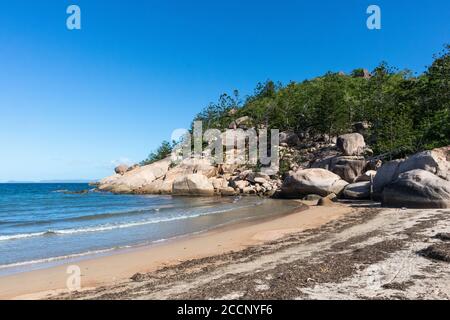 Magnetic Island, Queensland, Australia; 2020 marzo: Baia di Alma nel pomeriggio con rocce e senza persone. Magnetic Island, Queensland, Australia Foto Stock