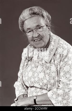 Corrie Ten Boom (1892-1983) è stato un orologiaio olandese e cristiano arrestato dai nazisti per aver nascosto gli ebrei durante la seconda guerra mondiale È stata imprigionata a Scheveningen quando i materiali di resistenza e le schede supplementari di razione sono stati trovati nella sua casa. Dopo il processo, è stata trasferita in due campi di concentramento. La sua liberazione finale dal campo di concentramento di Ravensbrück (le fu poi detto) fu il risultato di un errore clericale e una settimana dopo le altre donne del suo gruppo di età furono inviate alle camere a gas. Il suo libro del 1971 e il film del 1975, The Hiding Place, presentano il lavoro della sua famiglia nel nascondere i rifugiati durante la seconda guerra mondiale Foto Stock
