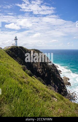 Faro su una scogliera sul mare. Immagine verticale. Capo Byron. Byron Bay, nuovo Galles del Sud, NSW, Australia Foto Stock