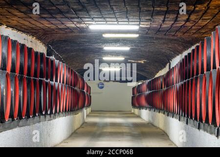 Botti da vino all'interno della metropolitana gallerie di una famosa cantina Cricova in Moldova Foto Stock