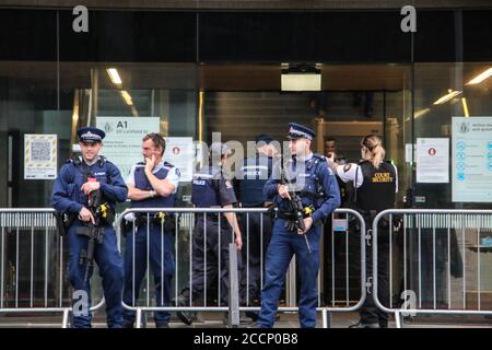 Christchurch, Nuova Zelanda. 24 Agosto 2020. Le unità K-9 e la polizia armata si trovano alla guardia all'ingresso principale dell'alta Corte di Christchurch, dove ha luogo l'audizione di condanna del supremacista bianco australiano Brenton Tarrant, Tarrant sarà condannato a 51 accuse di omicidio, 40 accuse di tentato omicidio e un'accusa dell'atto di repressione del terrorismo. Credit: SOPA Images Limited/Alamy Live News Foto Stock